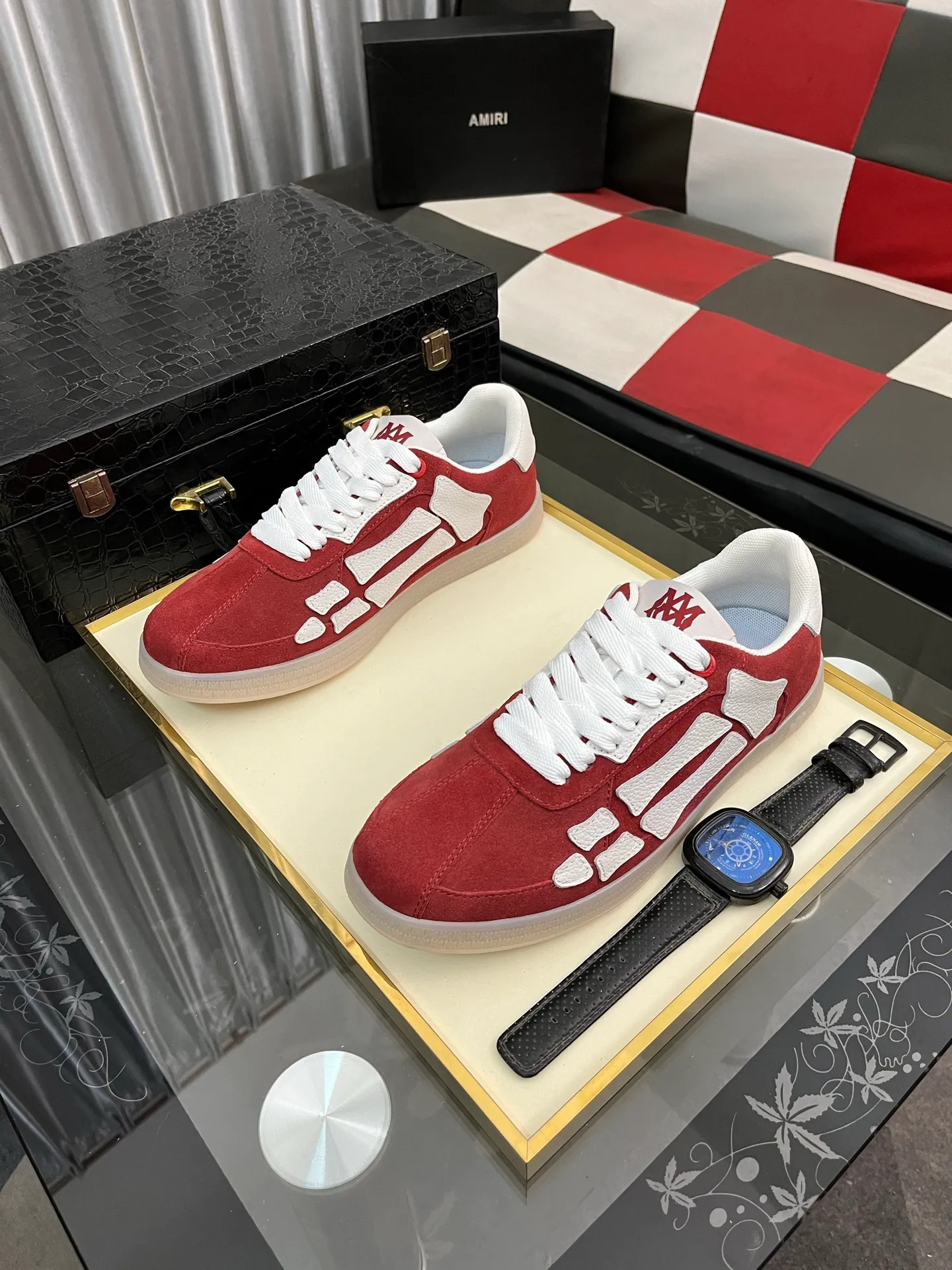 Men's shoes 💰420⌚️⌚️《AMIR*》New men's low-top casual sports sneakers bone shoes, another pair of irresistible bone shoes. Bone shoes are one of AMIRI's most popular items. They use first-layer cowhide uppers. The side bones are made of two cowhide laminations. They have a three-dimensional feel. The leather incisions are all oil-edged. Contrasting color design. Simple style. Fashionable sports. Customized metal LOGO nameplate to embellish shoelaces. Exclusive control of top version. Supports comparison. Breathable mesh lining Original rubber outsole A must-have item for daily leisure Suitable for various occasions Check it out if you are looking for high quality Super cool uppers Size: 38-445️⃣ Colors available